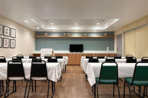 Country Inn & Suites by Radisson John Wayne Airport CA - image 32