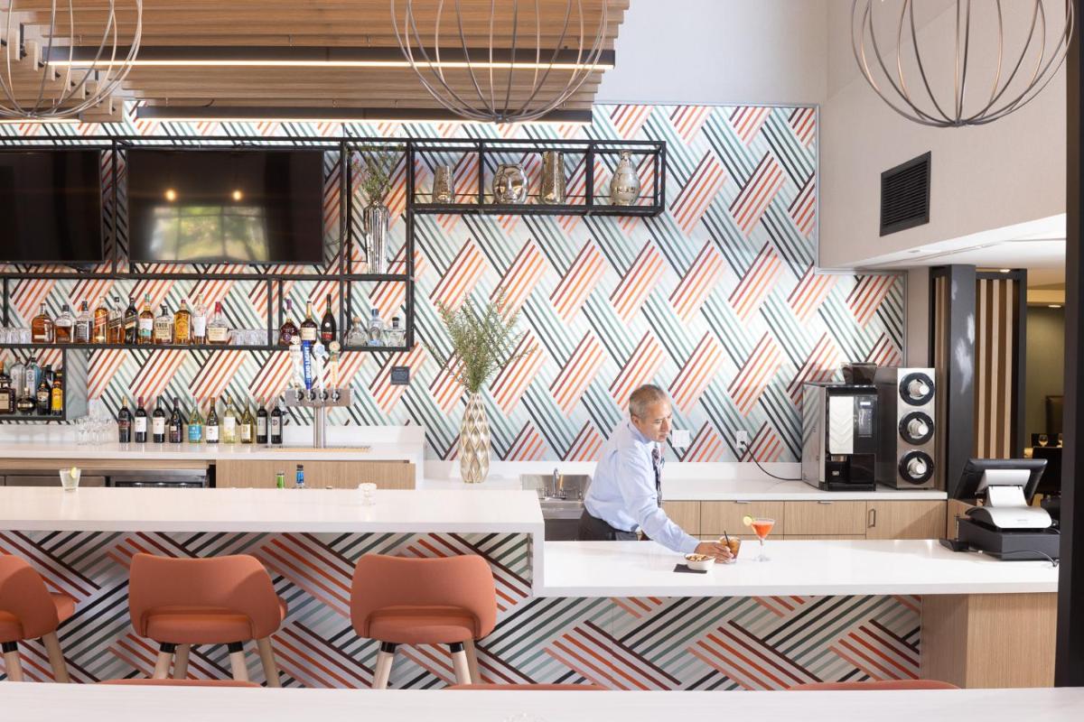 Holiday Inn Santa Ana-Orange County Airport an IHG Hotel - image 3