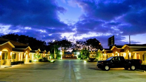 West Coast Inn Santa Ana - image 2