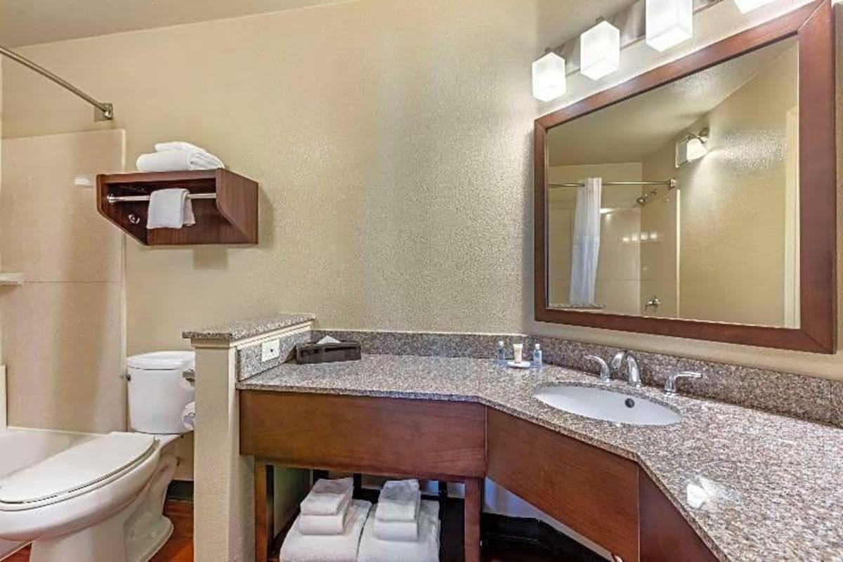 Comfort Inn & Suites Orange County John Wayne Airport - image 3