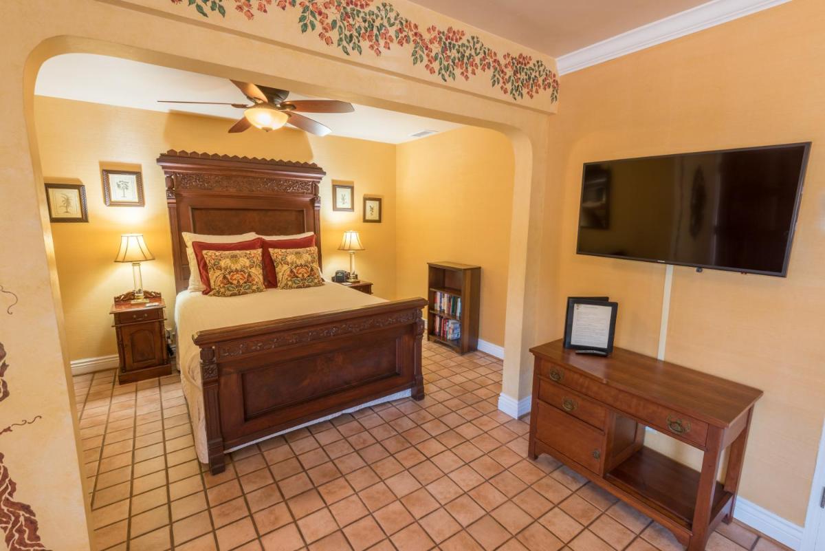 Harbor House Inn - image 7