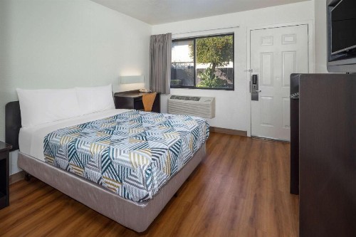 Motel 6-Santa Barbara CA - State Street - image 2