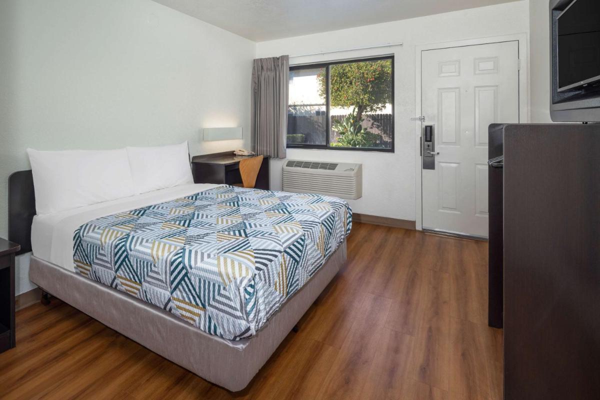 Motel 6-Santa Barbara CA - State Street - image 2