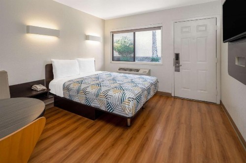 Motel 6-Santa Barbara CA - State Street - image 3