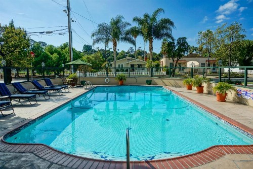 Lavender Inn by the Sea - image 17