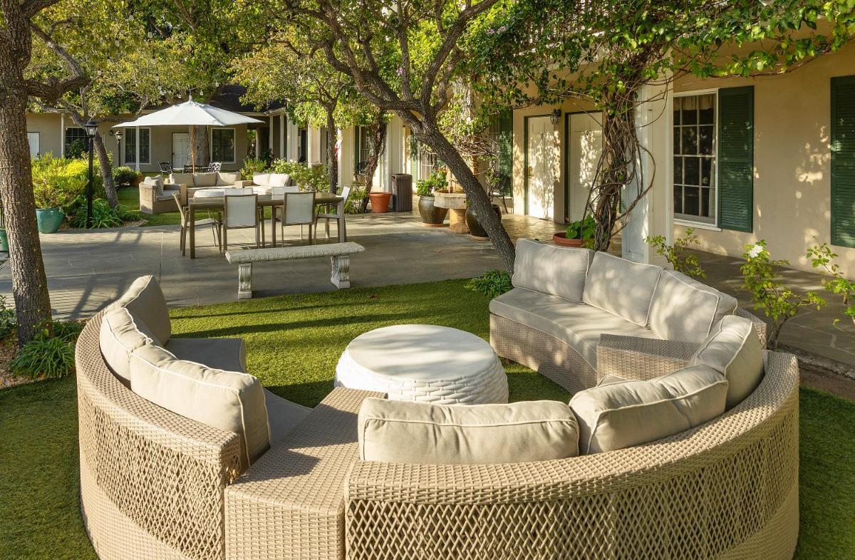 Lavender Inn by the Sea - image 5