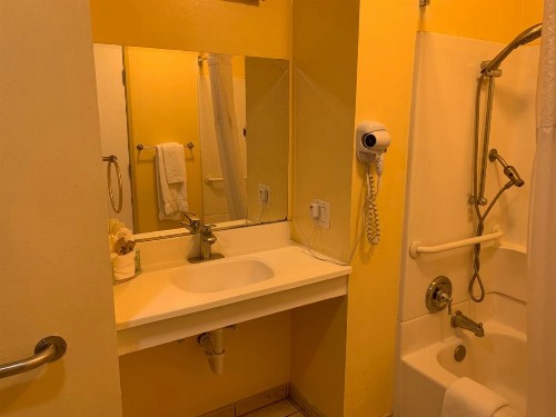 Oasis Inn and Suites - image 24