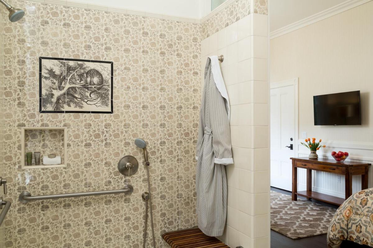 Cheshire Cat Inn & Cottages - image 5