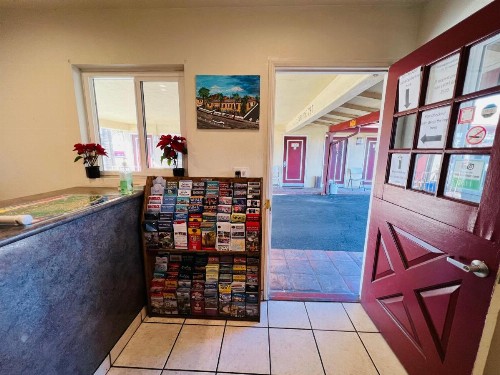 Town and Country Inn - image 11