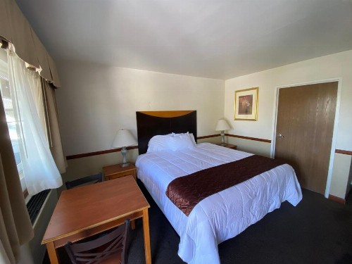 Town and Country Inn - image 13