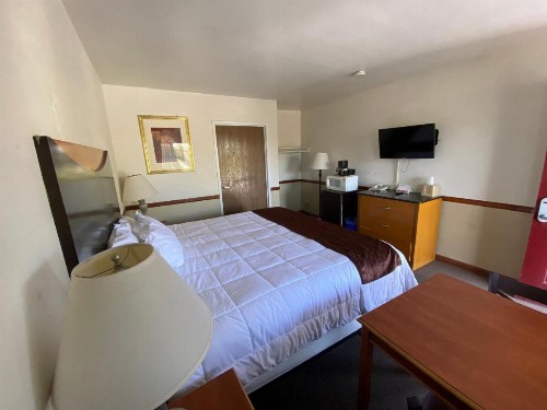 Town and Country Inn - image 14