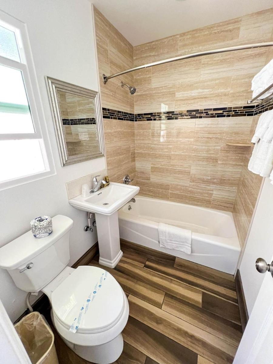 Town and Country Inn - image 2