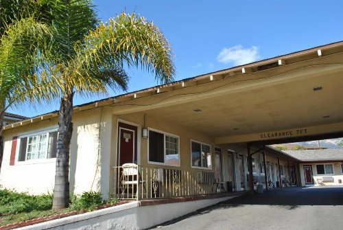Town and Country Inn - image 25