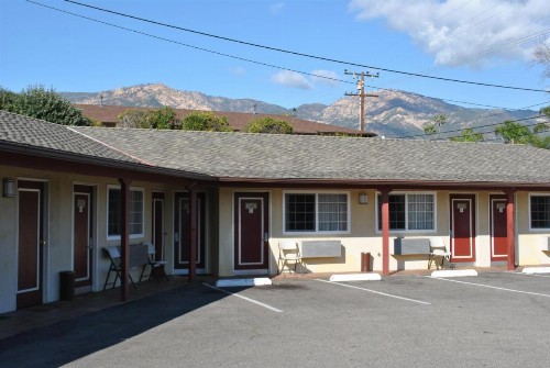Town and Country Inn - image 27