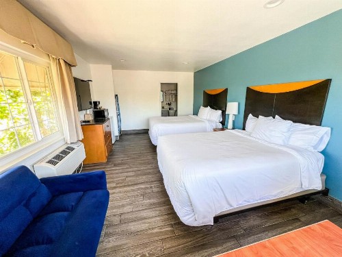 Town and Country Inn - image 3