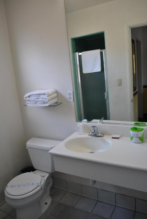 Town and Country Inn - image 31