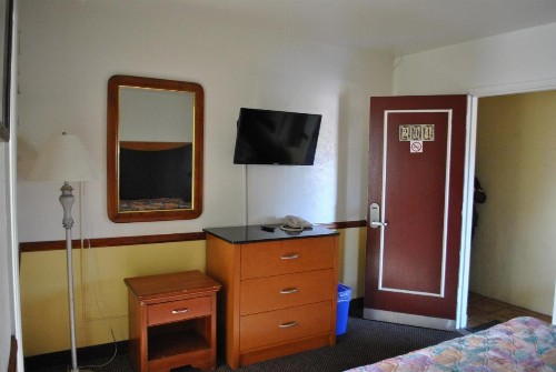 Town and Country Inn - image 35