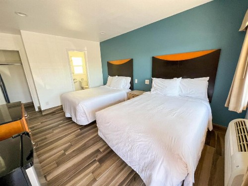 Town and Country Inn - image 4
