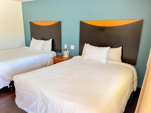 Town and Country Inn - image 6