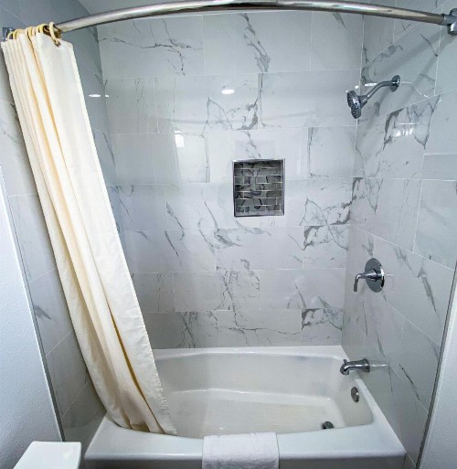 Town and Country Inn - image 7