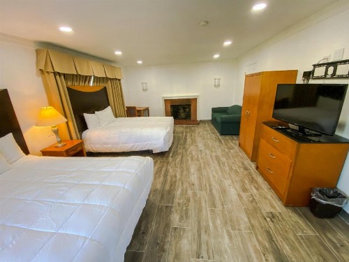 Town and Country Inn - image 8