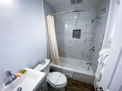 Town and Country Inn - image 9