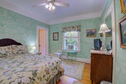 Secret Garden Inn & Cottages - image 28