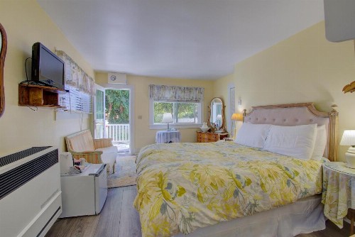 Secret Garden Inn & Cottages - image 50