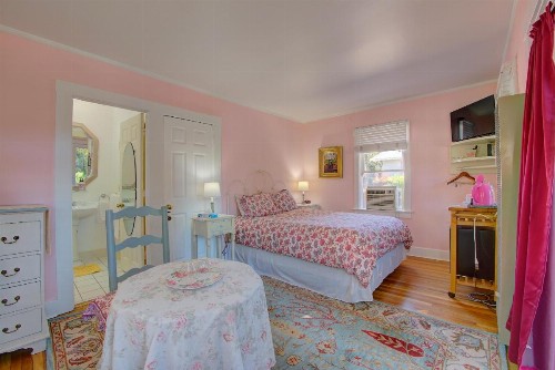 Secret Garden Inn & Cottages - image 7