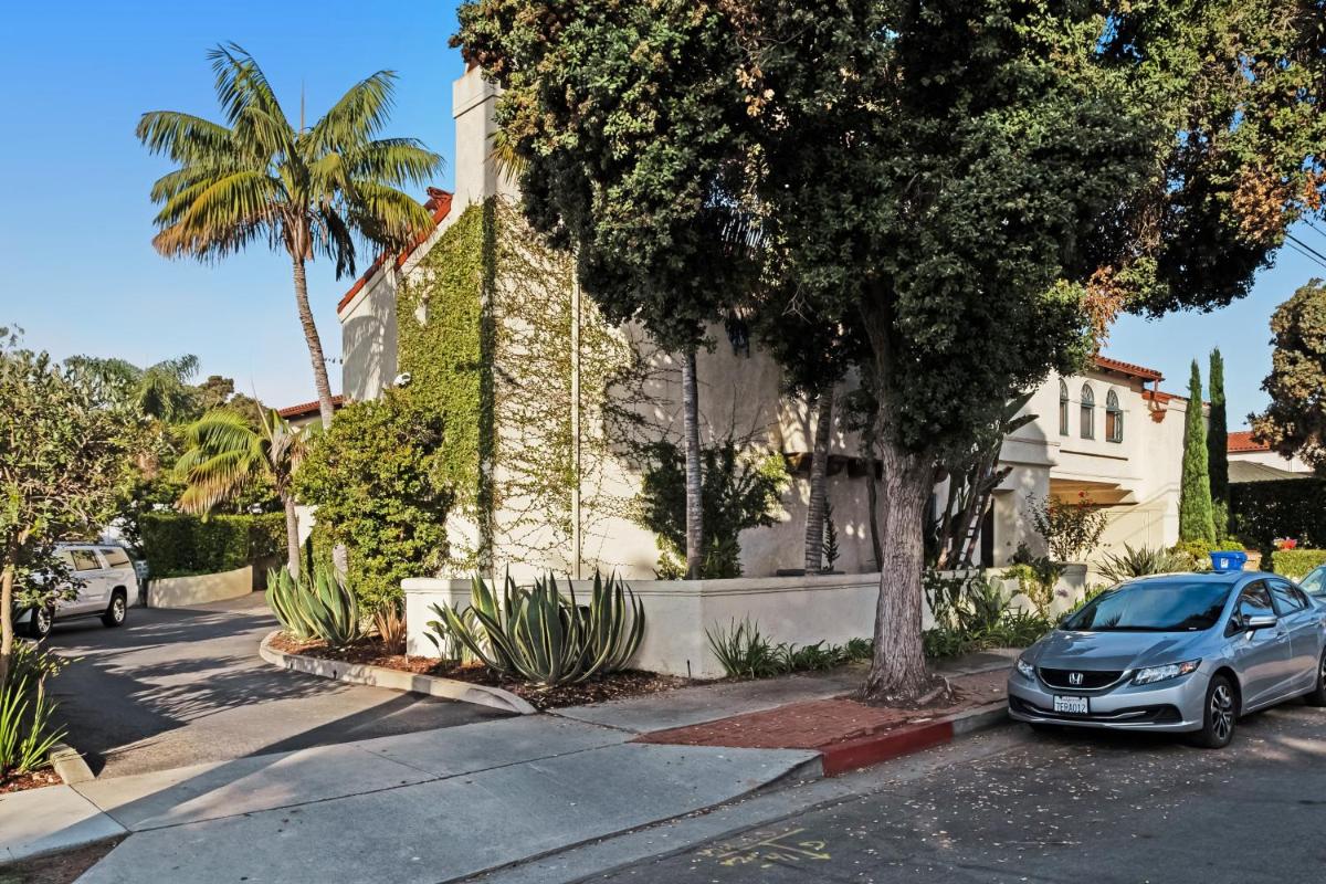 Sunny's Santa Barbara Beach House - image 6