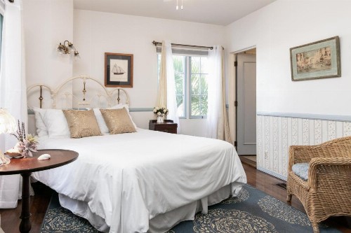 Charming Studio - 1 Block to Gorgeous East Beach! Hotel Room