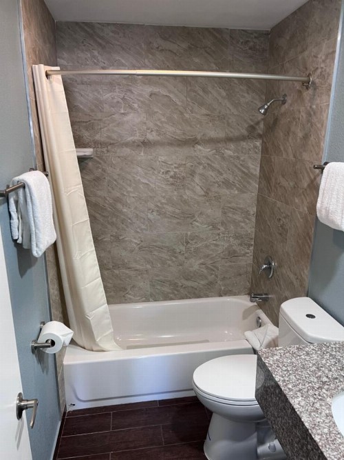 Surf City Inn & Suites - image 32