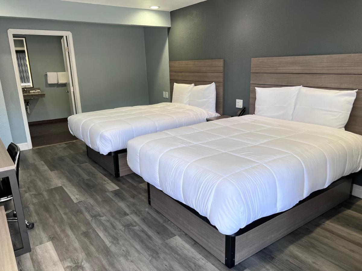 Surf City Inn & Suites - image 4