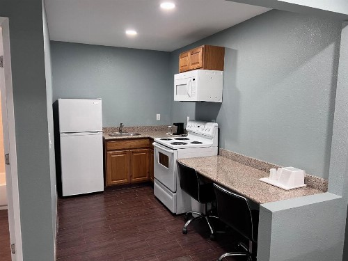 Surf City Inn & Suites - image 43