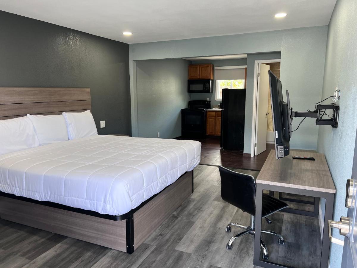 Surf City Inn & Suites - image 5