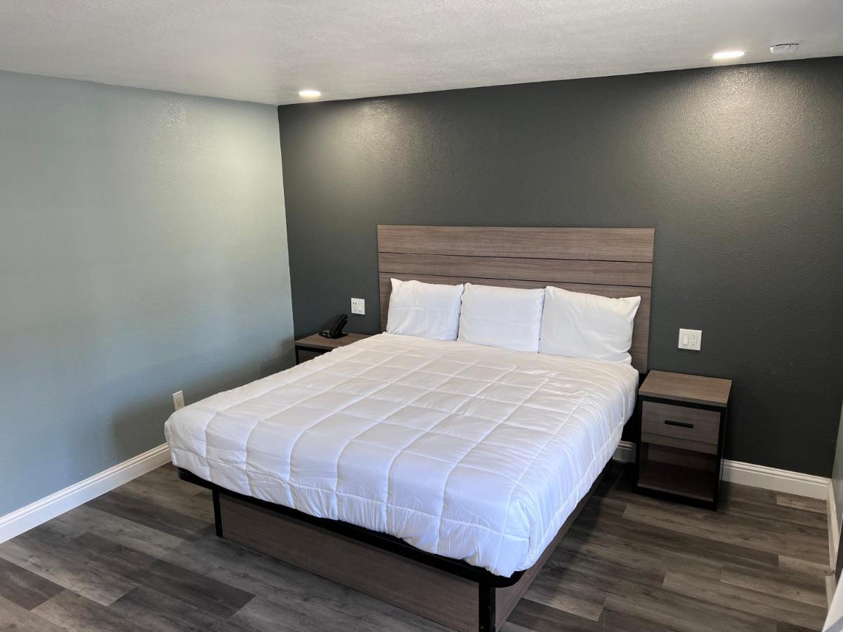 Surf City Inn & Suites - image 7