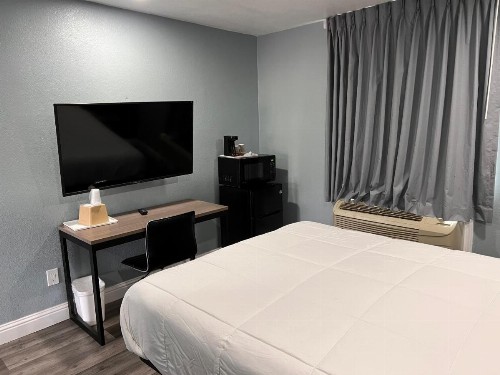 Surf City Inn & Suites - image 9