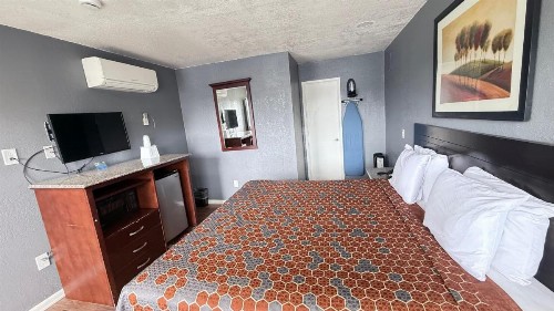 Fireside Inn By The Beach Boardwalk & Bowling - image 10