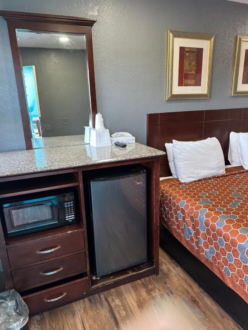 Fireside Inn By The Beach Boardwalk & Bowling - image 2