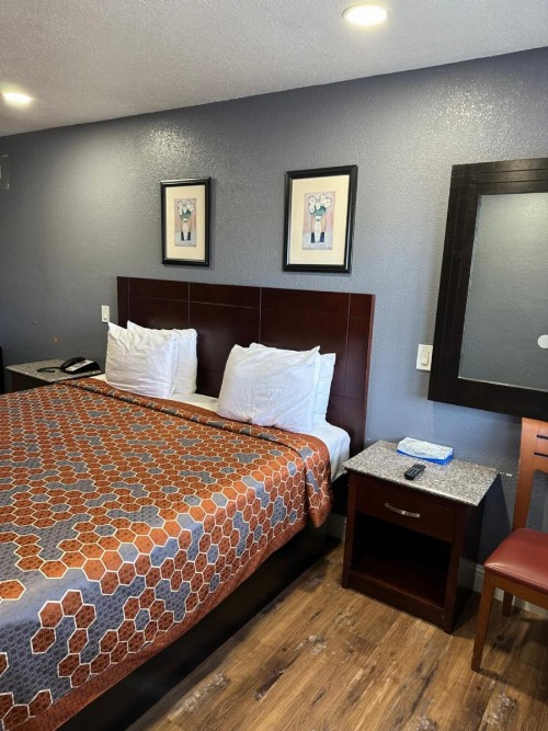 Fireside Inn By The Beach Boardwalk & Bowling - image 7