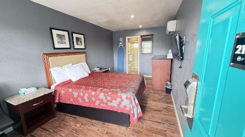 Fireside Inn By The Beach Boardwalk & Bowling - image 9