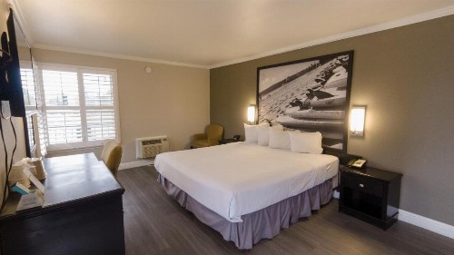 Super 8 by Wyndham Santa Cruz/Beach Boardwalk East - image 14