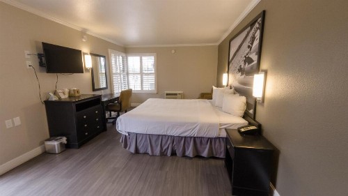 Super 8 by Wyndham Santa Cruz/Beach Boardwalk East - image 9