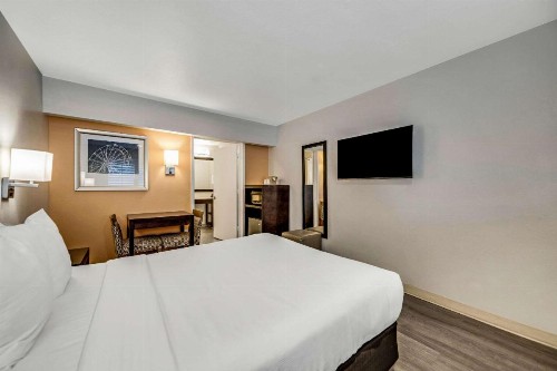 Comfort Inn Boardwalk - image 10