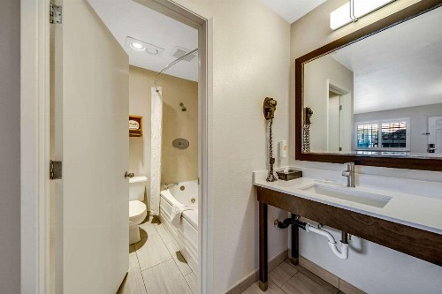 Comfort Inn Boardwalk - image 16