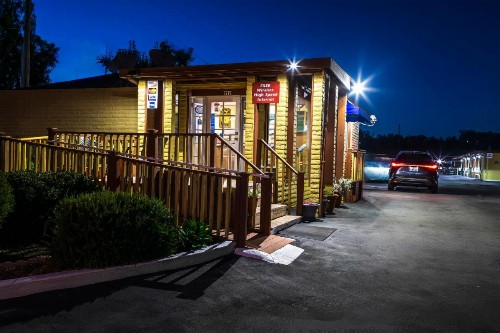 Hitching Post Studios Inn - image 27