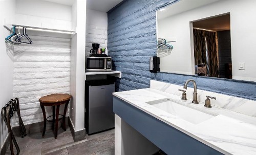 Hitching Post Studios Inn - image 38