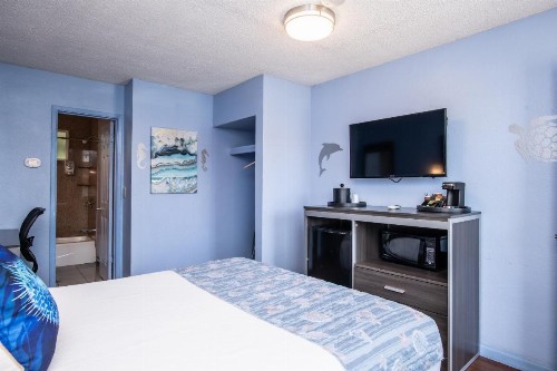 Aqua Breeze Inn - image 12