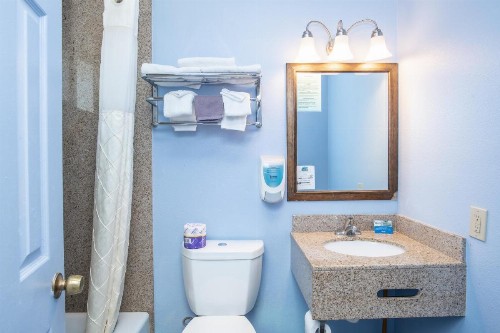 Aqua Breeze Inn - image 17