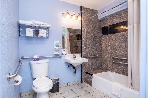 Aqua Breeze Inn - image 18